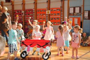 Vrtčevski otroci pomahali vrtcu v slovo 15